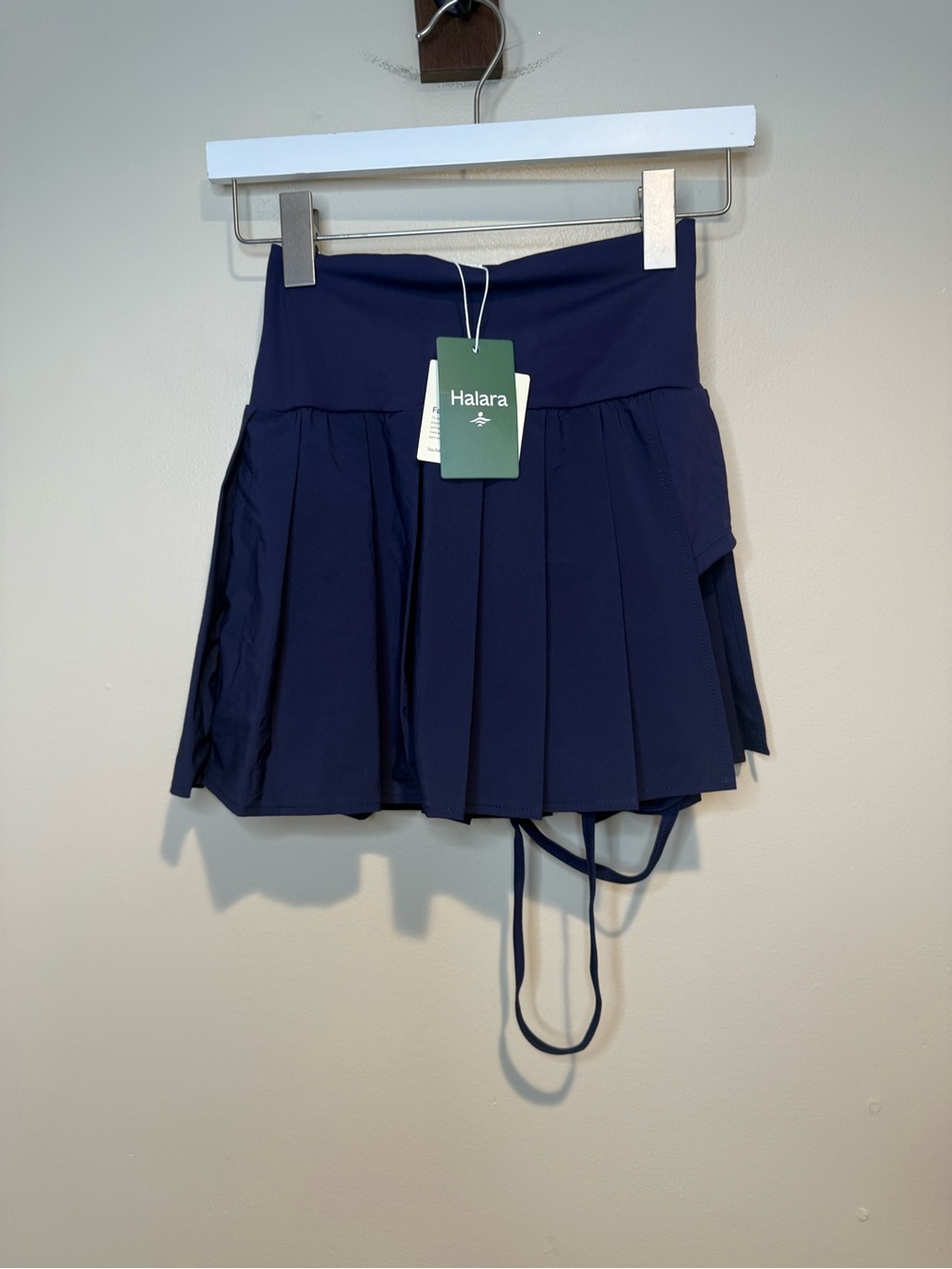 Halara Breezeful High Waisted Pleated 2-in-1 Side & Pocket Asymmetric Hem mini - Picture 5 of 13
